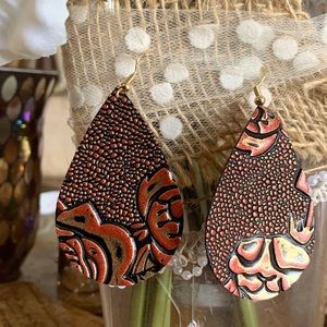 Gorgeous copper/brown textured leather teardrops.